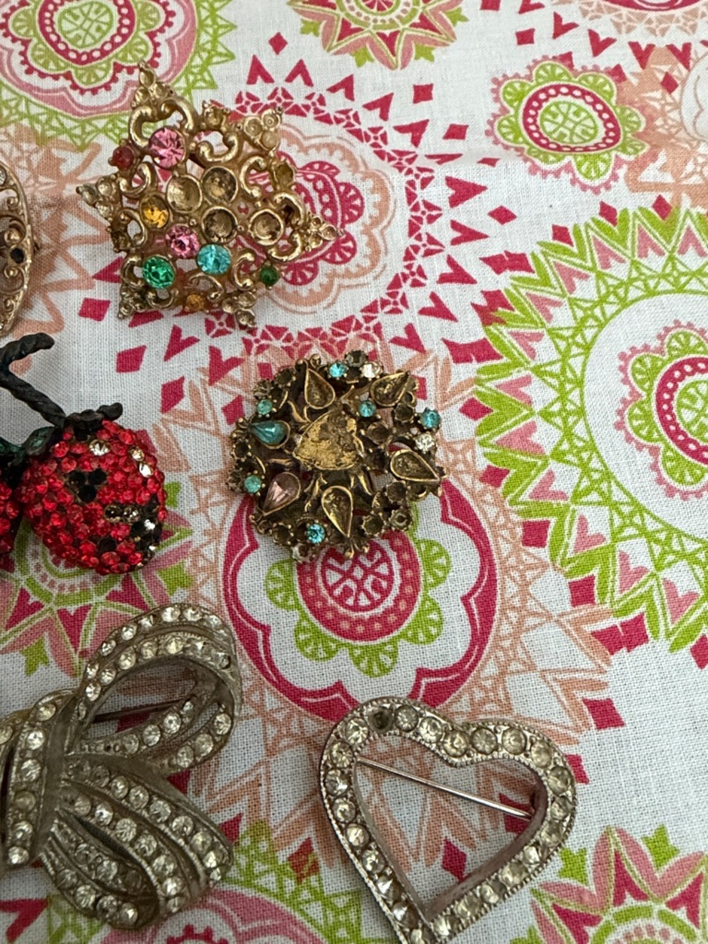 Vintage Brooch Lot of 7 Rhinestone Enamel Strawberries Bow Heart Floral - Picture 4 of 6